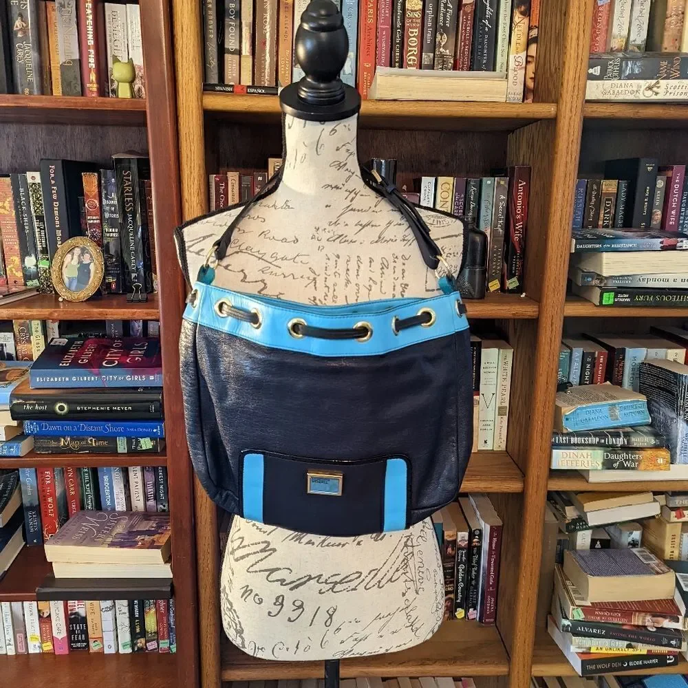 𝅺meredith Wendel powder blue and black pebbled leather bag euc